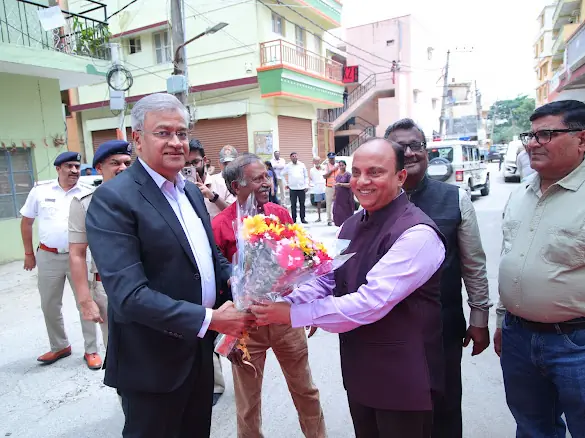Guest welcomed at the House of Enamel clinic inauguration